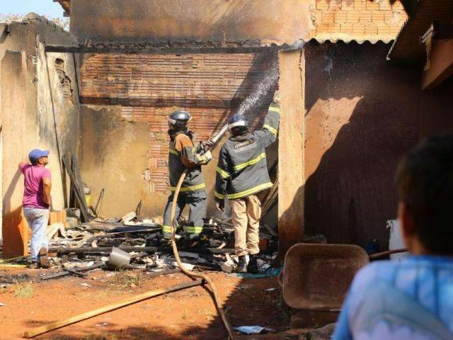 Homem usa fuma&ccedil;a para espantar marimbondos e fogo atinge casa de boneca