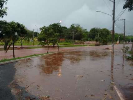 Chuva forte no fim da tarde alaga avenidas em várias regiões da Capital