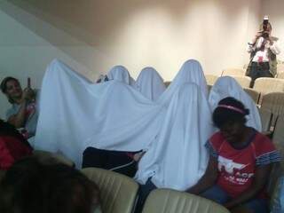 Grupo se cobriu com lençol para simular fantasma. (Foto: Leonardo Rocha)