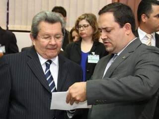Deputados Onevan de Matos (PSDB), à esquerda, e Márcio Monteiro, PMDB. (Foto: Roberto Higa e Victor Chileno/ALMS). 