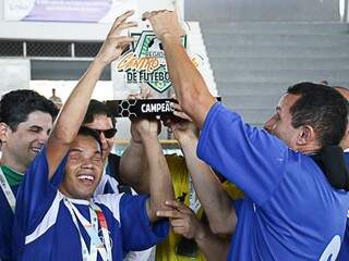 Jogadores de MS levantam troféu conquistado em Trindade (Foto: CBDV/Divulgação)