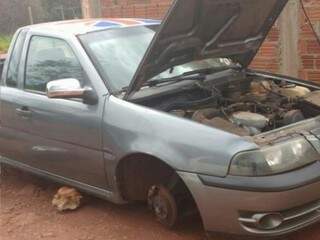 O carro foi encontrado sem as 4 rodas, bateria e som. (Foto: Divulgação PM) 