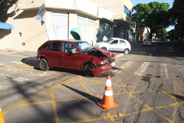 Duas pessoas ficam feridas em colis&atilde;o entre dois carros na Rui Barbosa 