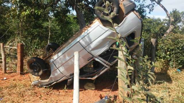 Ap&oacute;s festa, motorista e passageira morrem em capotagem na MS-080 