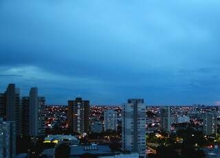 O dia amanheceu com tempo fechado, em Campo Grande. (Foto: Marcos Ermínio) 