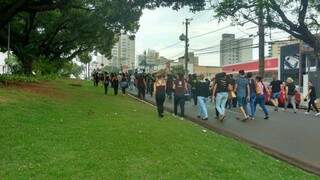 Enfermeiros e acadêmicos de enfermagem caminhando em protesto pela Afonso Pena (Foto: Geisy Garnes)