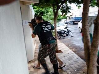 Lúcio Roberto Queiroz da Silva chegando à DAM em Paranaíba; ele se entregou três dias após o crime (Foto: Pablo Nogueira/Interativo MS)