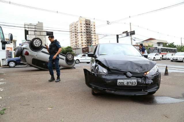 Motorista avan&ccedil;a sinal vermelho e capota carro na Mato Grosso