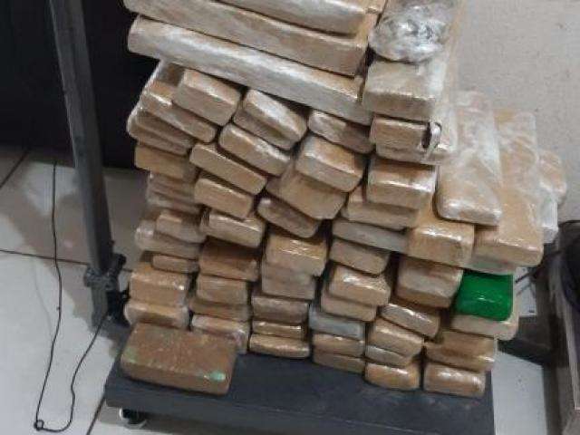 Pol&iacute;cia prende traficante com 77 kg de droga e recupera carro penhorado 
