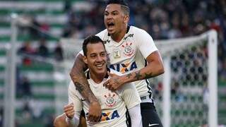Rodriguinho e Luciano comemoram o primeiro gol da partida que terminou em 2 a 0 contra a Chapecoense. (Foto: Jardel da Costa/Futura Press)
