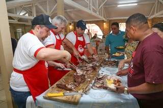 Enquanto os assadores cortavam a carne, os convidados serviam (Foto: Paulo Francis)