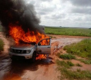 Caminhonete usada para o homicídio foi encontrada incendiada. (Foto: Internacional News)