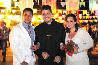 Os noivos se casaram com a benção do padre.