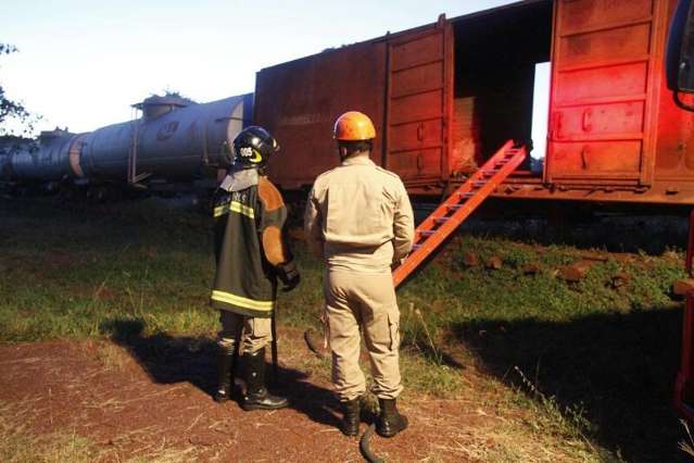 Inc&ecirc;ndio destr&oacute;i vag&atilde;o e temor de explos&atilde;o mobiliza bombeiros
