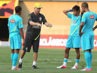 Técnico Mano Menezes conversa com Lucas, Neymar e Luis Fabiano, que serão titulares nesta quarta-feira. (Foto: Mowa Press)