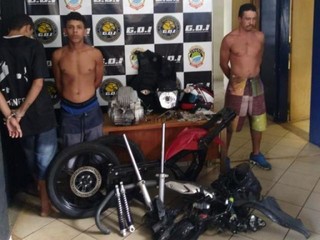 Dupla sem camisa e adolescente estavam na casa e foram encaminhados à delegacia com a moto recuperada (Foto: Divulgação/GOI)