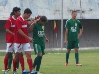 Time sub-19 do Guaicurus (vermelho.) quando venceu o Camapuã. (Foto: Divulgação)