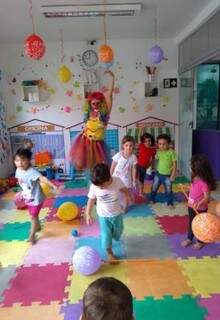 Tem brincadeiras para as crianças se divertirem (Foto: Allegro Brinquedoteca)