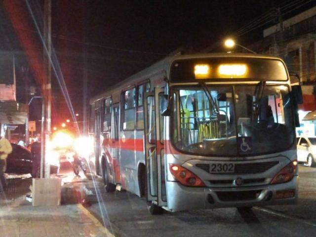 Mulher tenta atravessar fora da faixa e &eacute; atropelada por &ocirc;nibus no Centro