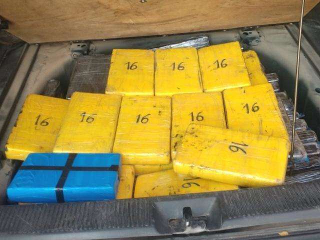 Bolivianos s&atilde;o presos transportando em t&aacute;xi 160 quilos de coca&iacute;na 