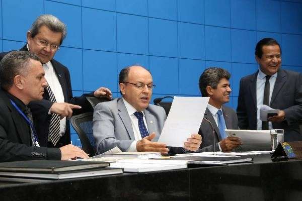 Base articula emenda que incorpora abono a servidores da Educa&ccedil;&atilde;o