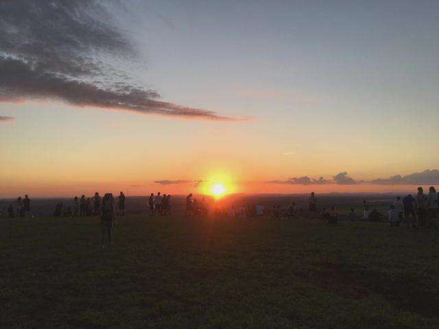 Parapentista cai em voo e bombeiros tentam resgate no Morro do Ernesto