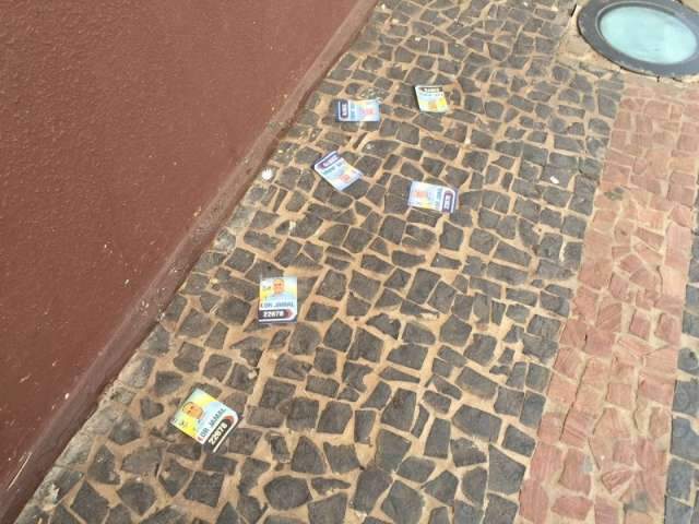 Santinhos s&atilde;o jogados em frente ao Mercad&atilde;o e candidato fala em sabotagem