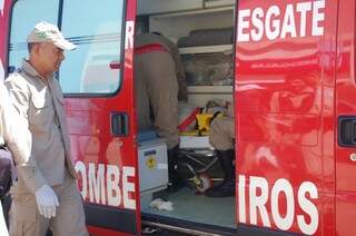 O primeiro atendimento ao idoso ocorreu dentro da viatura dos bombeiros. (Foto: Simão Nogueira)