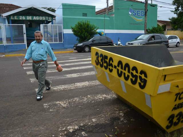  Ca&ccedil;amba colocada sobre a faixa de pedestre atrapalha travessia