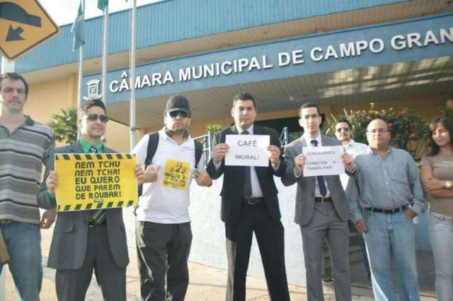 Manifestantes abrem cedo protestos e j&aacute; est&atilde;o em frente &agrave; C&acirc;mara