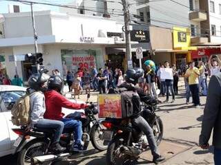 Comerciantes paralisaram cruzamento da 14 de Julho com a Dom Aquino (Foto: Direto das Ruas)