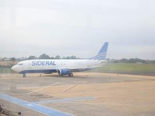 Avião pousando na pista do aeroporto da capital sul-mato-grossense (Foto: Marina Pacheco) 