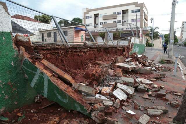 Chuva leva asfalto e manhã é de limpeza para moradores de avenida 