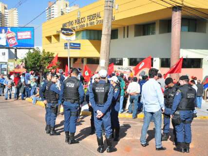  Sem-terra fazem passeata na Afonso Pena e levam protesto ao MPF