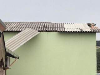 Na Rua Ibirapuera, no Jardim São Lourenço, a rajada de vento derrubou parte do telhado da Loja Maçônica (Foto: Direto das Ruas) 