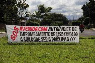 Em protesto, moradores do Jardim Tijuca colocaram uma faixa na rua (Foto: Marcos Ermínio)