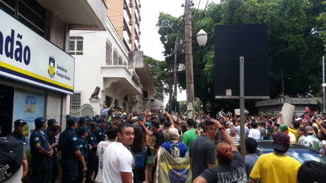 Casal com camiseta do PT provoca manifestantes e se esconde em sede de jornal