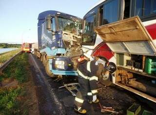 Ônibus lotado bate de frente e quase causa tragédia. (Foto: TL Notícias)