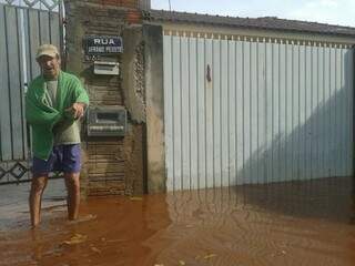 Valdomiro esperava do lado de fora, com medo que a casa inundasse (Foto: Lidiane Kober)