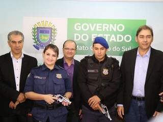 Governador, secretário da Sejusp e prefeito participaram da solenidade de entrega de arma.  (Foto: Fernando Antunes) 