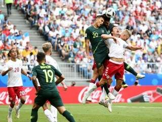 Disputa de bola entre Austrália e Dinamarca (Foto: Fifa/divulgação)