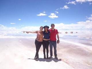 Amigos no deserto de Salar de Uyuni. (Foto: Acervo Pessoal)
