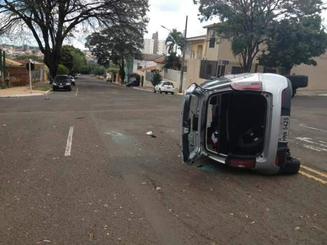 Outro acidente por desrespeito &agrave; sinaliza&ccedil;&atilde;o faz carro tombar no S&atilde;o Francisco 