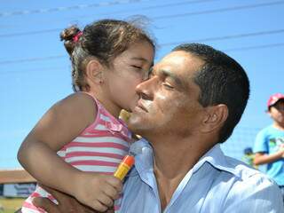 Beijo apertado da pequena Juliana no papai Anselmo, durante Domingo na Avenida, nos altos da Afonso Pena. (Foto: Minamar Júnior)