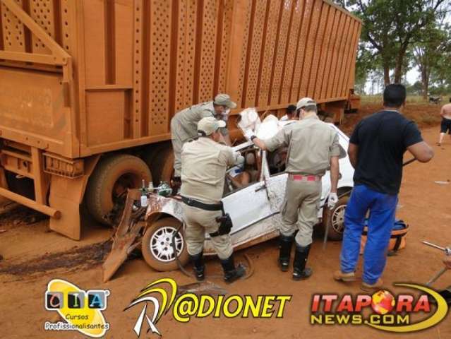 Passageiro de Uno morre depois de batida em carreta