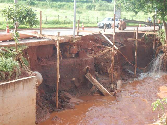  Prefeitura come&ccedil;a a levantar dados dos estragos na avenida Ernesto Geisel