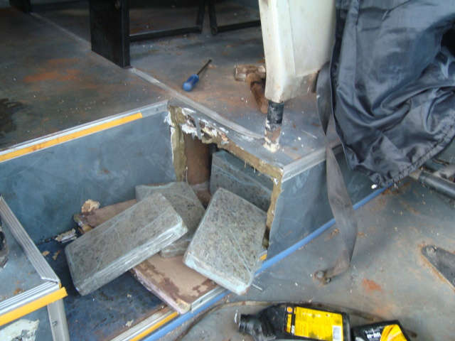  &Ocirc;nibus de turismo tinha fundo falso para transportar droga