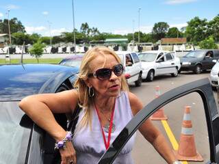 Sônia reclama de que não há serviços distintos para vistorias em caminhões e carros de passeio. (Foto: João Garrigó) 