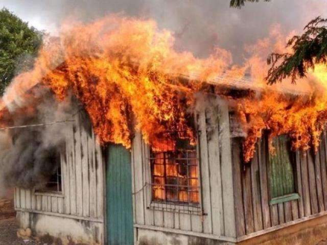 Cigarro teria causado inc&ecirc;ndio que destruiu resid&ecirc;ncia de madeira