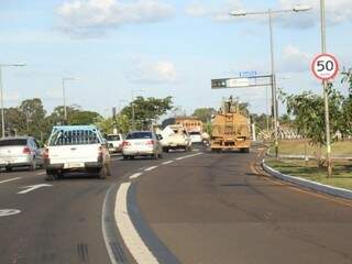 Caminhão invade faixa exclusiva para ônibus na avenida Duque de Caxias. (Foto: Paulo Francis)